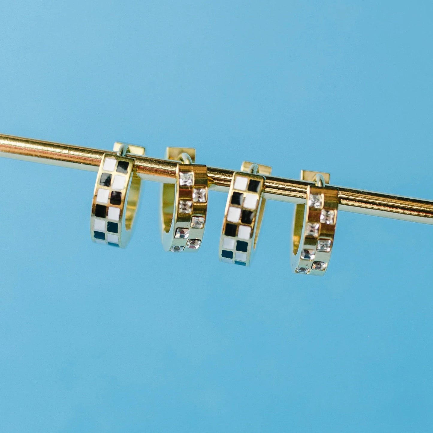 Argollas Diamond Checkered Huggies (Cubiertos 18K)