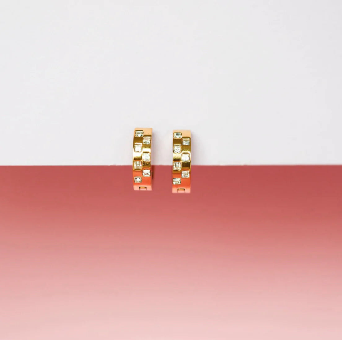 Argollas Diamond Checkered Huggies (Cubiertos 18K)