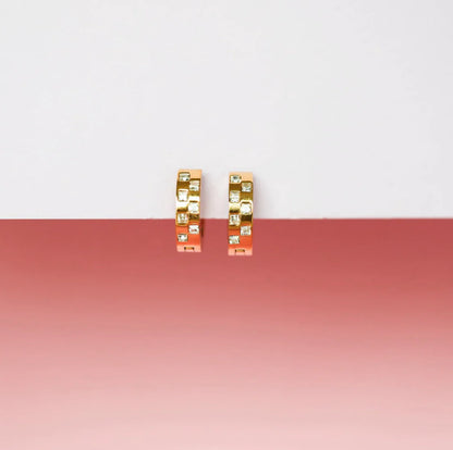 Argollas Diamond Checkered Huggies (Cubiertos 18K)