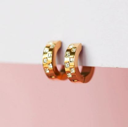 Argollas Diamond Checkered Huggies (Cubiertos 18K)