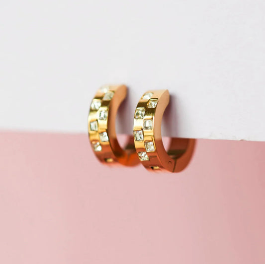 Argollas Diamond Checkered Huggies (Cubiertos 18K)