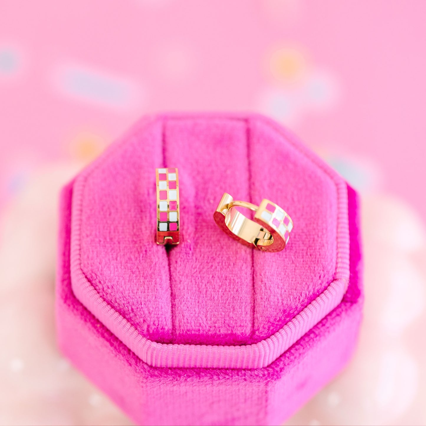 Hot Pink Checkered Huggies (Cubiertos 18K) - Argolla de Cuadritos Rosada