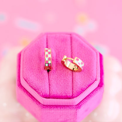 Hot Pink Checkered Huggies (Cubiertos 18K) - Argolla de Cuadritos Rosada