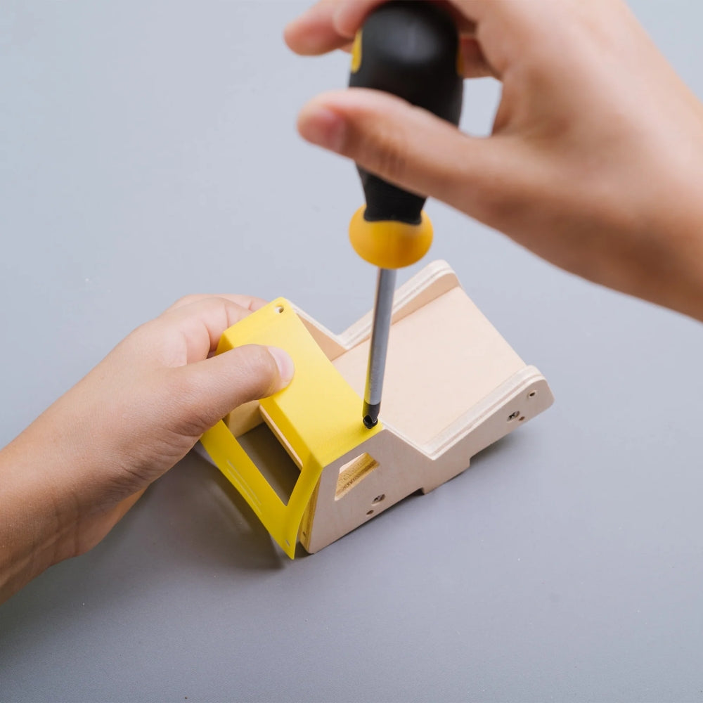 Stanley Jr. Dump Truck Kit - Set de Decorar tu Camion de Basura de Madera