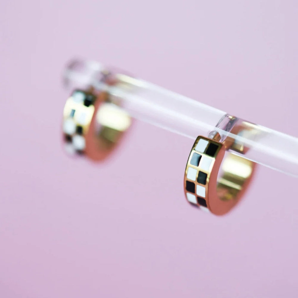 Argollas  Back/White Checkered Huggies 8mm (Cubiertos 18K)