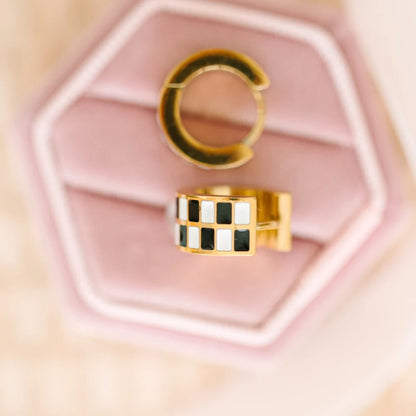 Argollas Chunky Checkered Huggies 8mm (Cubiertos 18K)