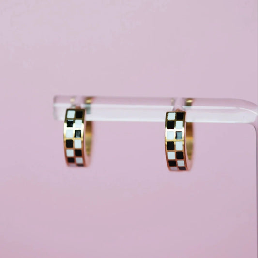 Argollas  Back/White Checkered Huggies 8mm (Cubiertos 18K)