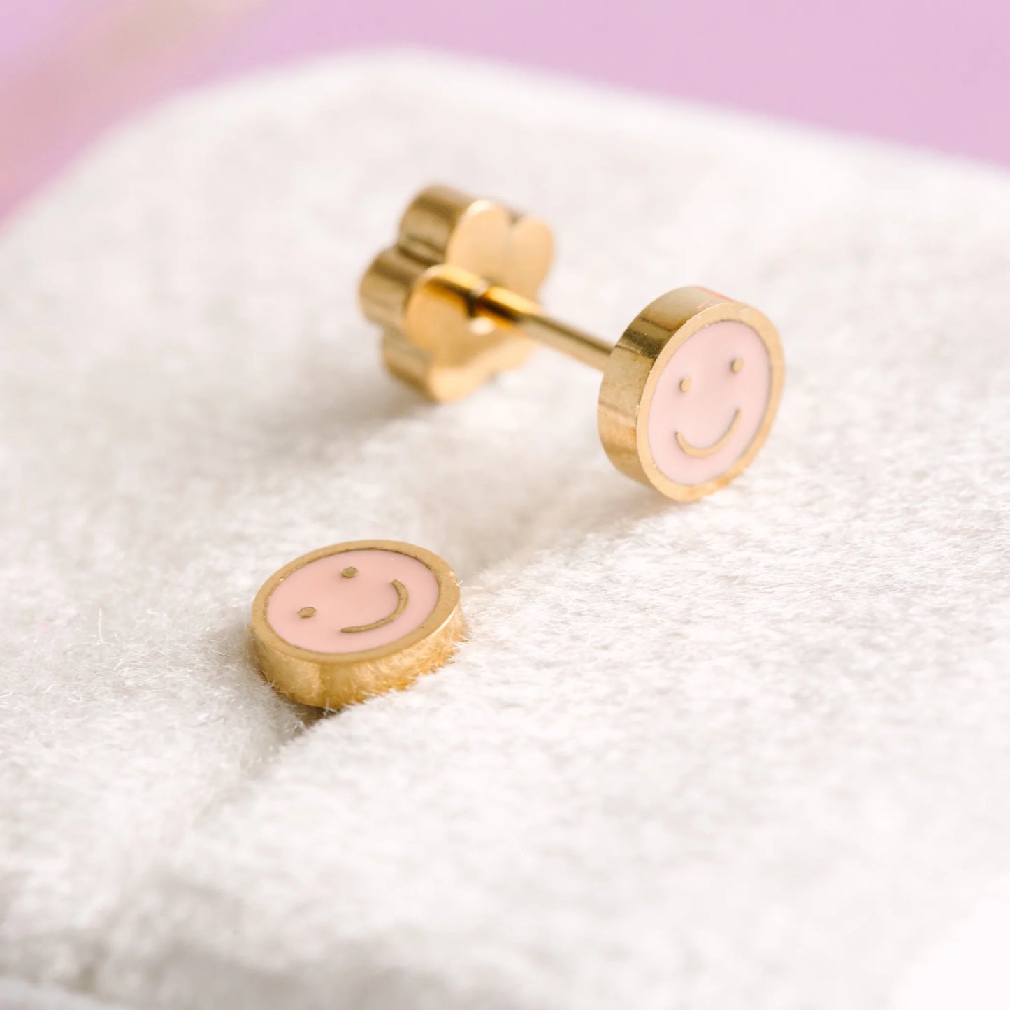 Aretes Tiny Pink Smiley (Cubiertos 18K)