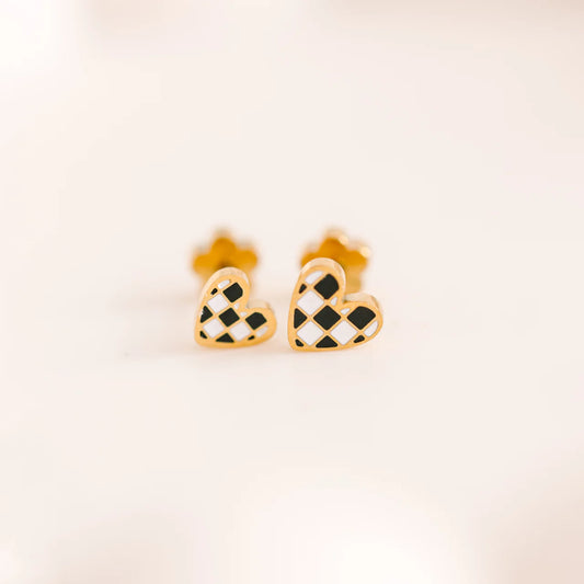 Aretes (Cubiertos 18K) - Tiny Black/White Checkered Heart - Aretitos Corazon Blanco y Negro Mini