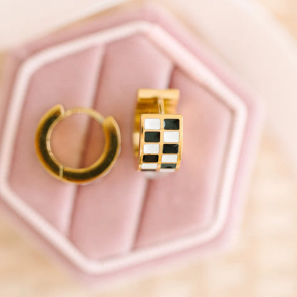 Argollas Chunky Checkered Huggies 8mm (Cubiertos 18K)