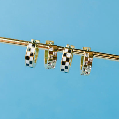 Argollas  Back/White Checkered Huggies 8mm (Cubiertos 18K)