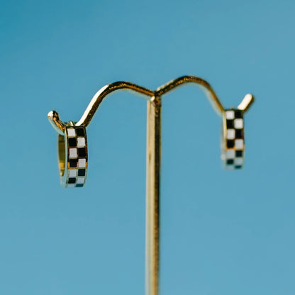 Argollas  Back/White Checkered Huggies 8mm (Cubiertos 18K)