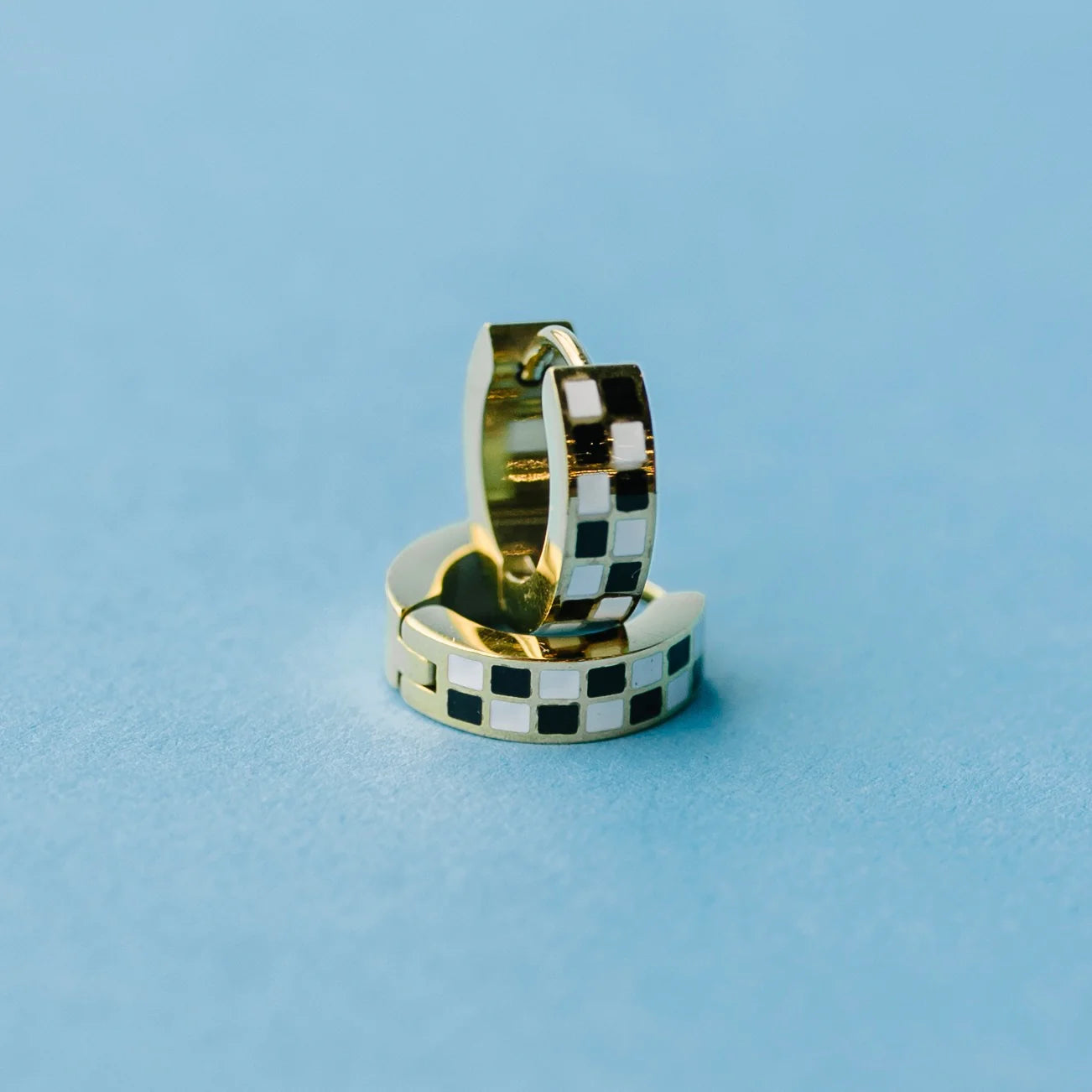 Argollas  Back/White Checkered Huggies 8mm (Cubiertos 18K)