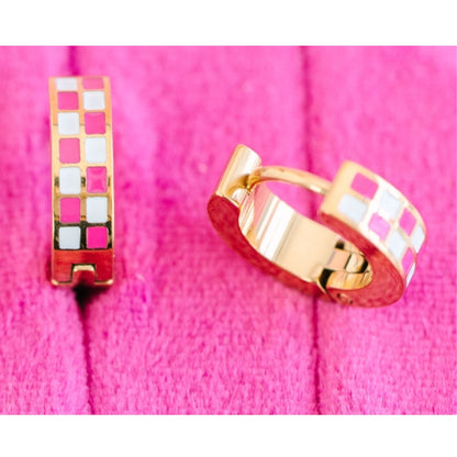 Hot Pink Checkered Huggies (Cubiertos 18K) - Argolla de Cuadritos Rosada